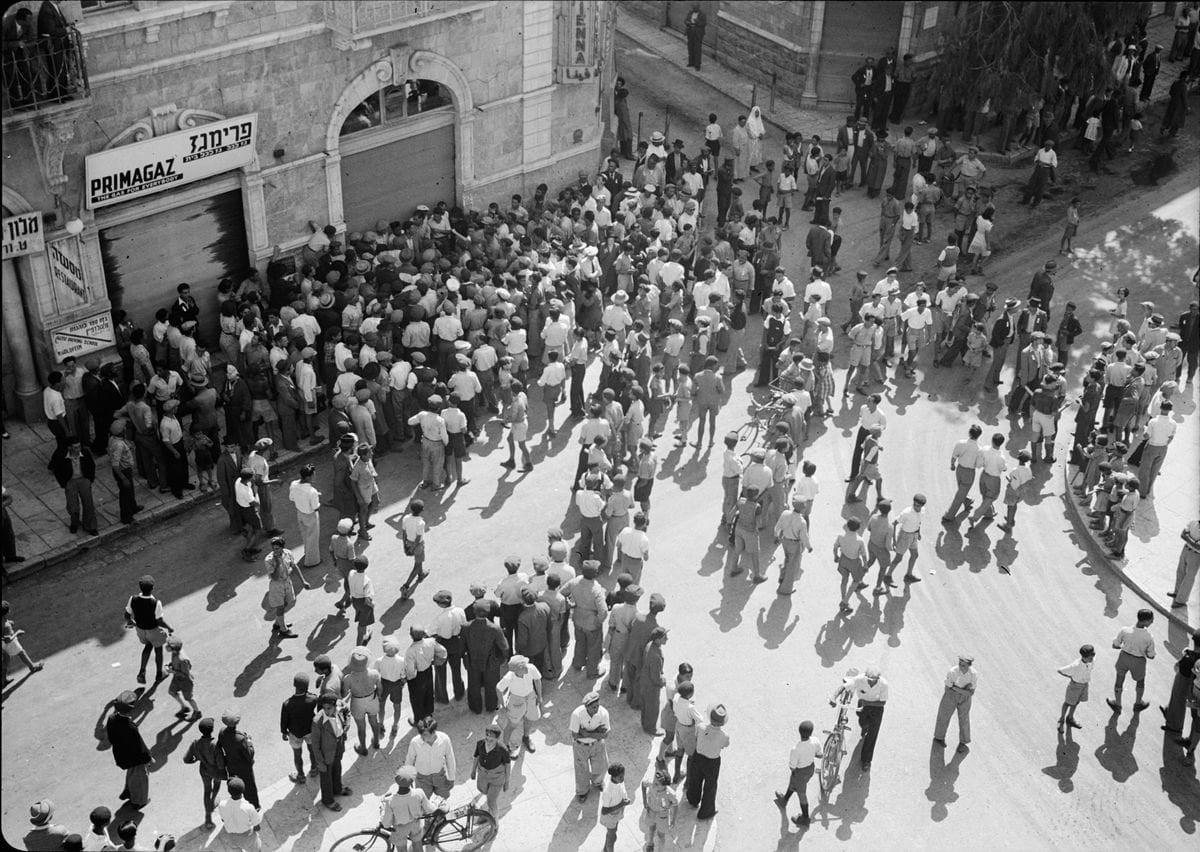 Fallito il primo raduno mondiale degli educati: nessuno è voluto entrare per primo - Lercio