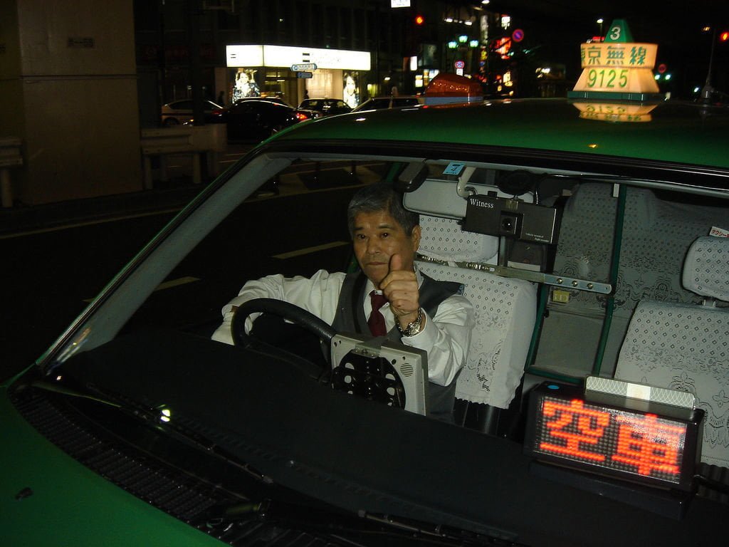 Nuova tendenza in arrivo: applaudire il tassista quando termina la corsa - Lercio