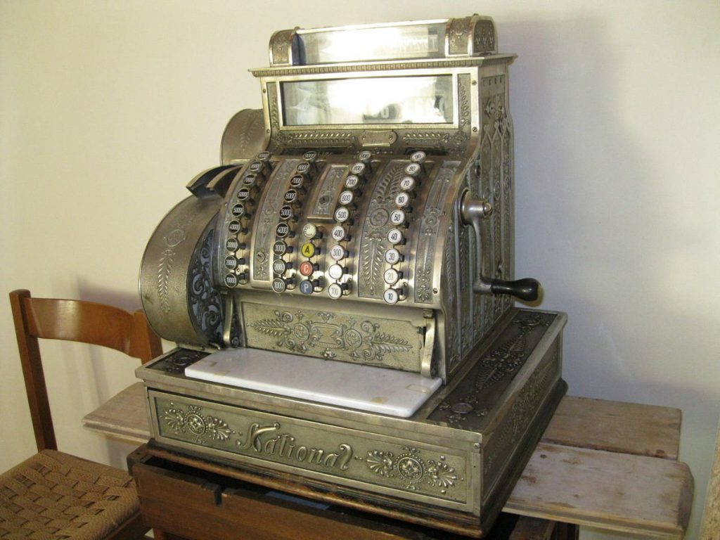 Pasqua a Cortina. Gdf ispeziona bar e recupera ultimo scontrino: è un fossile - Lercio