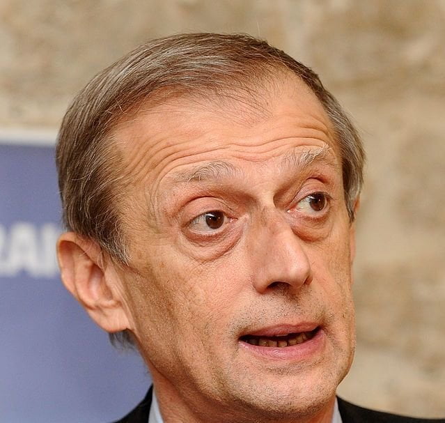 Piero Fassino sotterrato in giardino dal suo cane - Lercio