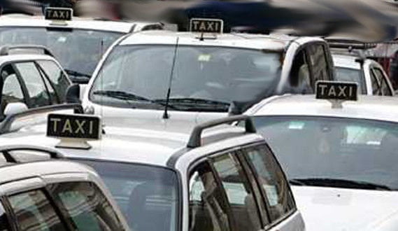 Roma, tassista aggredisce turista svizzera che aspettava Uber, ma era il nome del marito - Lercio