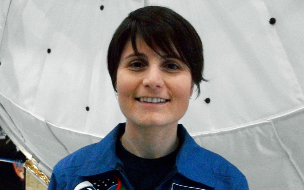 Studio conferma: "Ogni volta che un giornalista dice Astro-Samantha 10 studentesse di fisica lasciano l'Università" - Lercio