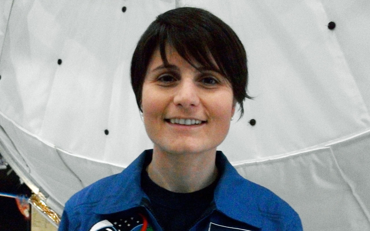 Studio conferma: "Ogni volta che un giornalista dice Astro-Samantha 10 studentesse di fisica lasciano l'Università" - Lercio