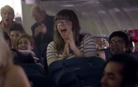 Ue, obbligatorio applaudire agli atterraggi: "Combatte la depressione dei piloti" - Lercio