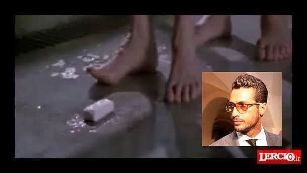 Carcere. Fabrizio Corona fotografa saponetta in atteggiamenti compromettenti per ricattarla - Lercio