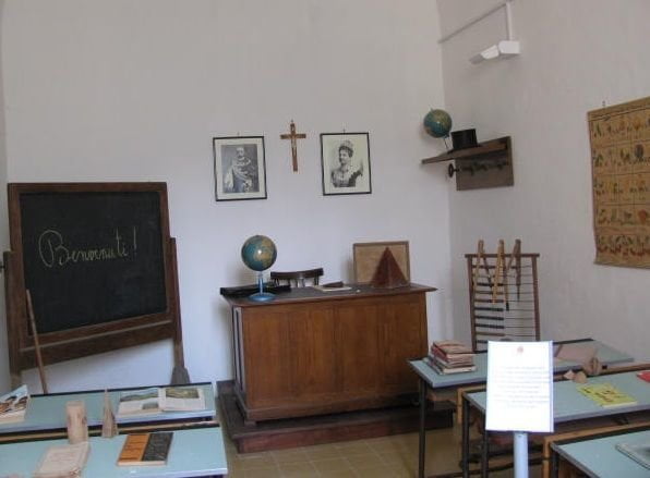 Crocifisso a scuola: dal prossimo anno esposte nelle aule tutte le divinità, ma inchiodate a una croce - Lercio