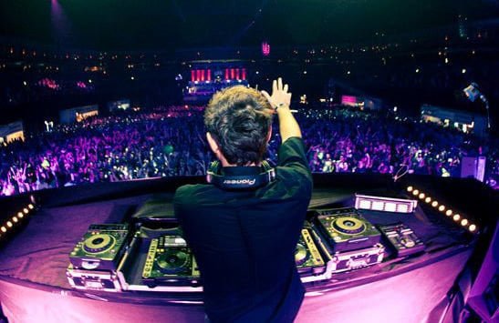 Dj prende a calci auto in sosta per campionare il suono dell'antifurto - Lercio