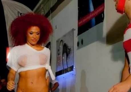 Femministe interrompono concorso "Miss Maglietta Bagnata" lanciando gavettoni - Lercio