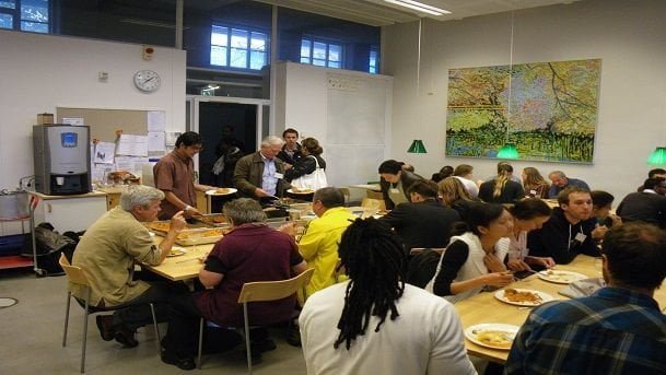 Renzi annuncia: "Da oggi si potrà scioperare solo in pausa pranzo" - Lercio