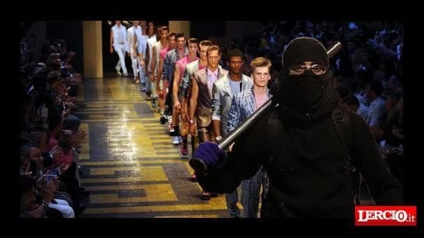 Scontri No Expo, black bloc sbaglia strada e riceve ovazioni alla sfilata di Versace - Lercio