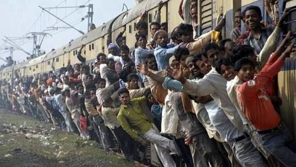 Scoperta shock in India: l'interno dei treni non esiste - Lercio
