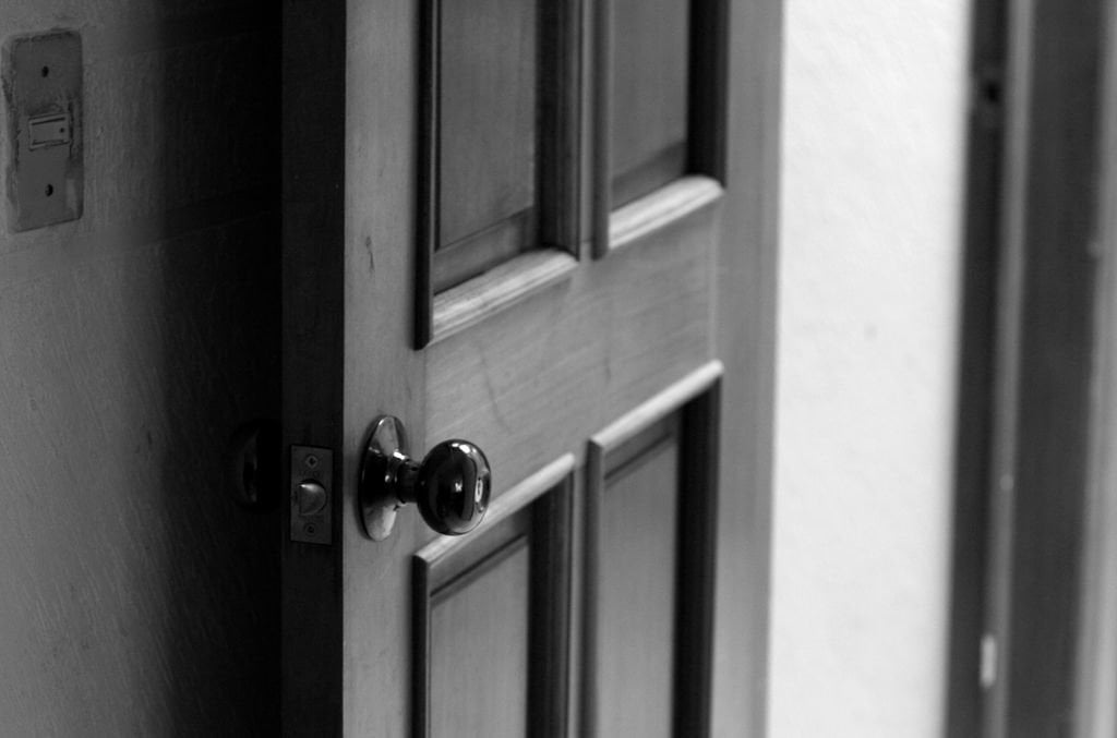 Sognare La Porta Di Casa Aperta Trova la porta di casa aperta, entra e spara agli intrusi, ma aveva