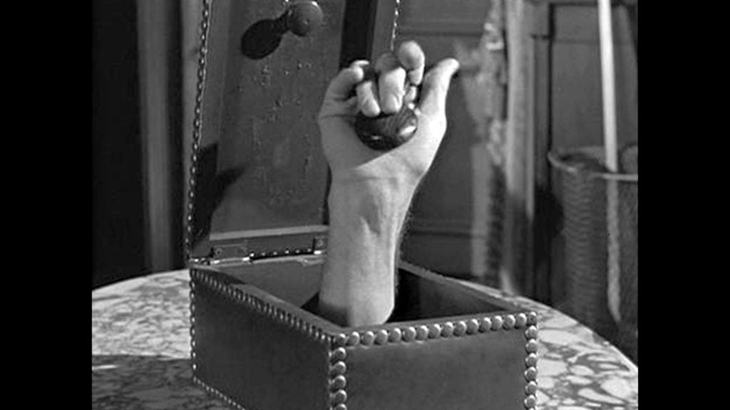 "Una vita di abusi". Mano denuncia la Famiglia Addams per molestie sessuali - Lercio