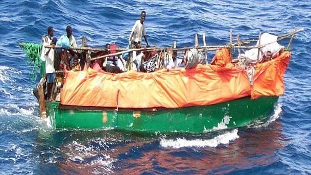Avvistato sulle coste del Salento gommone con a bordo circa 300 africani, ma se ne stavano andando - Lercio