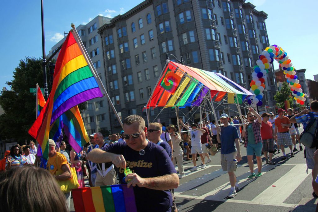 Cardinal Bertone in visita all'Expo sbaglia strada e finisce in testa al Gay Pride - Lercio