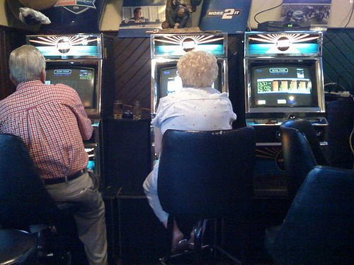 Convince anche moglie e figlia a prendere il vizio del videopoker e salva il matrimonio - Lercio