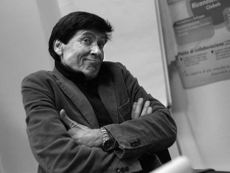 Gianni Morandi si confessa: "Ho ucciso un amico giocando allo schiaffo del soldato" - Lercio