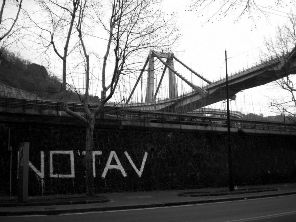 Ministro Delrio vede scritta No Tav su un muro e decide di chiudere il cantiere - Lercio