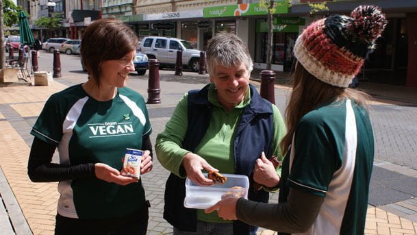 Nascono i vegani light: "Mangiamo solo animali masochisti" - Lercio
