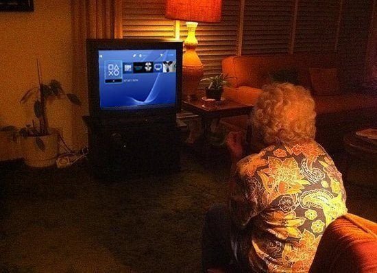 Nonna bloccata da 72 ore nel menù della Playstation 4 - Lercio