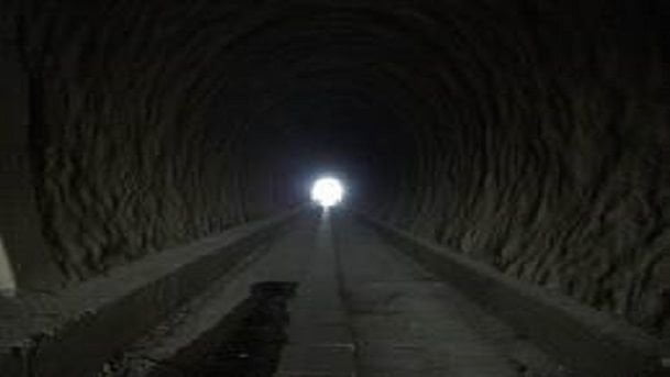 Pessimista vede una luce in fondo al tunnel e la va a spegnere - Lercio