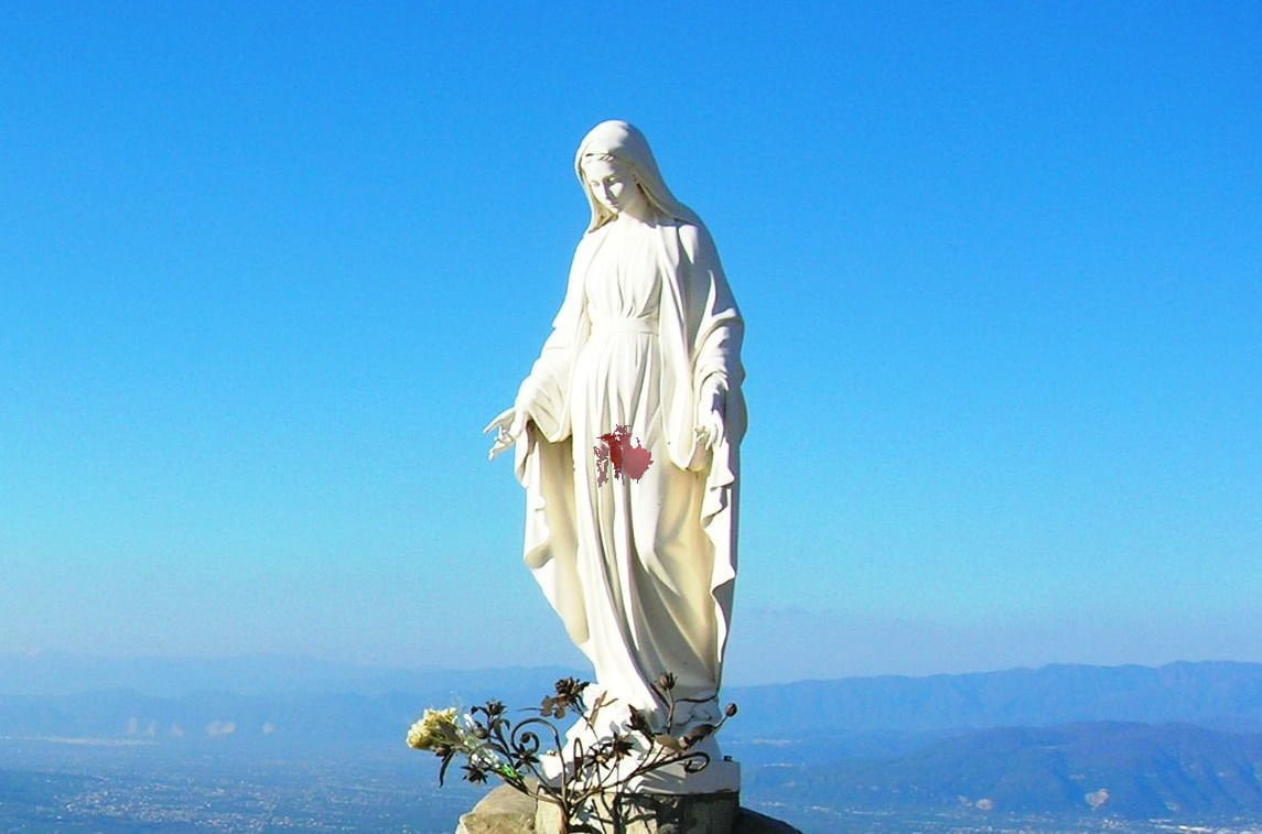 Statua della Madonna ha le mestruazioni - Lercio