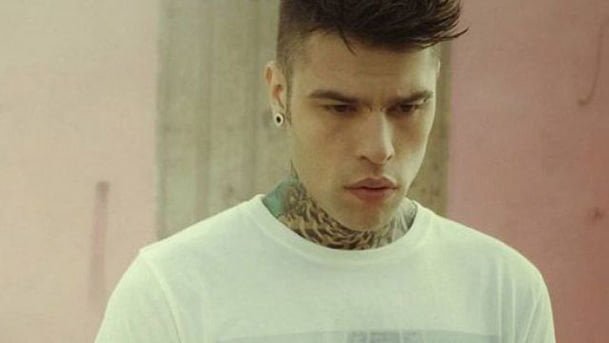 Tatuatori lanciano allarme: "Presto esauriti gli spazi liberi sul corpo di Fedez" - Lercio