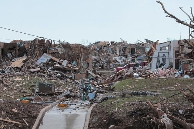 USA. Tornado investe una chiesa: detriti e bambini nudi nel raggio di 5km - Lercio