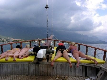 Aspetta in riva al fiume il cadavere del nemico ma lui passa su uno yacht pieno di figa - Lercio