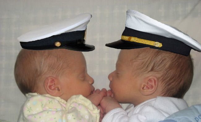 Coppia di veri italiani ha due gemelli e li chiama come i Marò - Lercio