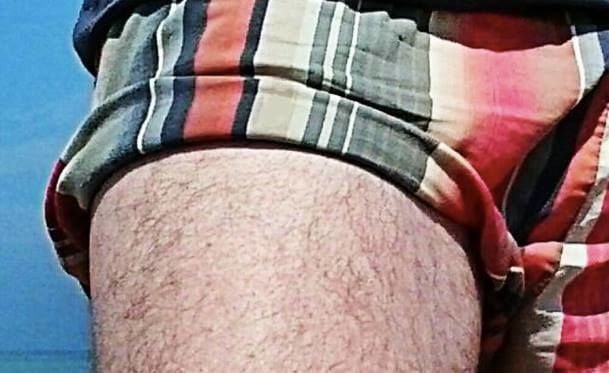 Fregene, hipster si fa il risvolto al costume: malmenato dagli altri bagnanti - Lercio