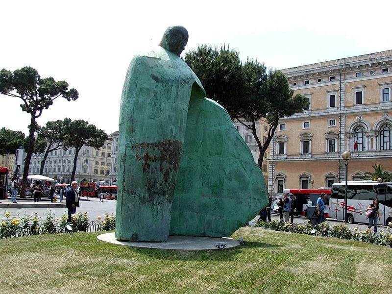 Roma. Atei contro il monumento a Giovanni Paolo II: "chiediamo orinatoio laico" - Lercio