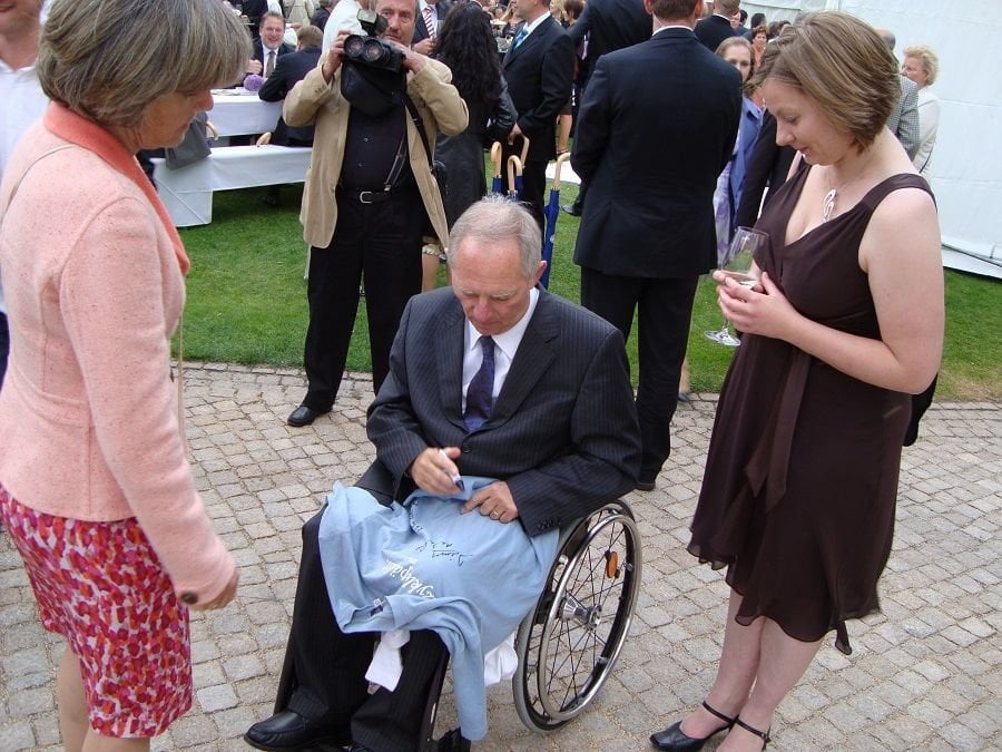 Tsipras rivela: “Durante la riunione Schaeuble si è alzato e mi ha preso a calci nel culo” - Lercio