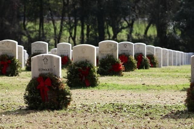 Anziano defunto si rigira nella tomba ma era solo per vedere i lavori di ampliamento del cimitero - Lercio