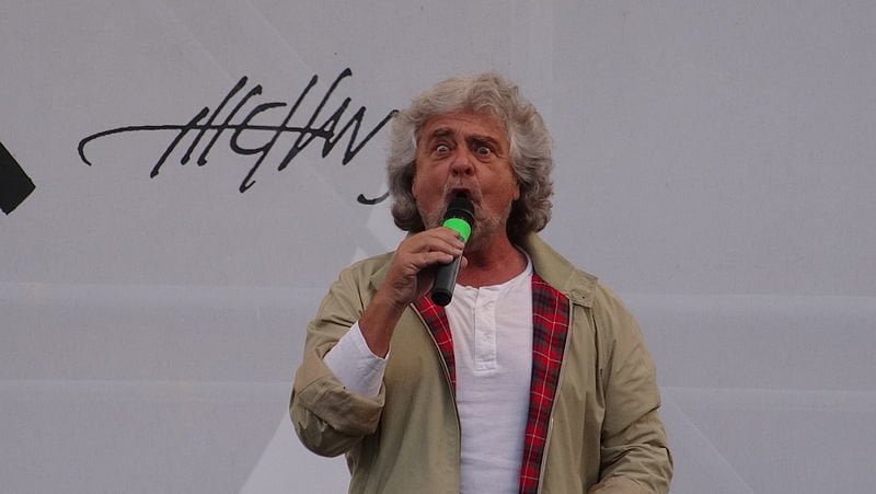 Attacchi alla carta stampata, Grillo rincara: "Ai nostri eletti ho proibito anche quella igienica" - Lercio