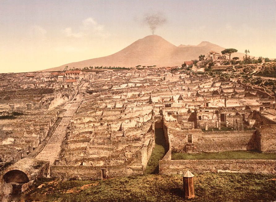 Boom turismo a Pompei. Renzi: “Presto colata lavica per rendere tutta Italia uno scavo disabitato” - Lercio