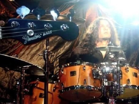 Def Leppard, batterista immenso: perde anche l'altro braccio e finisce il tour suonando di faccia - Lercio