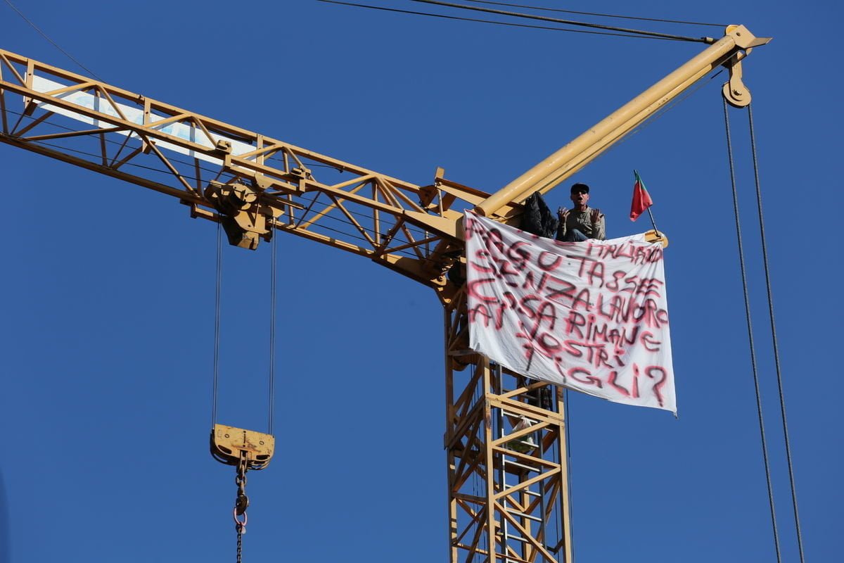 Ditta assume solo operai che soffrono di vertigini perché non salgano sulle gru dopo  licenziamento - Lercio