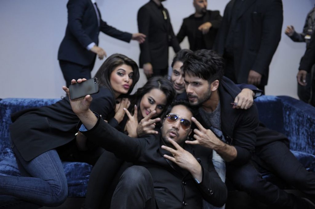 Medicina. L’OMS rassicura: è possibile scattarsi selfie senza fare delle espressioni di merda - Lercio