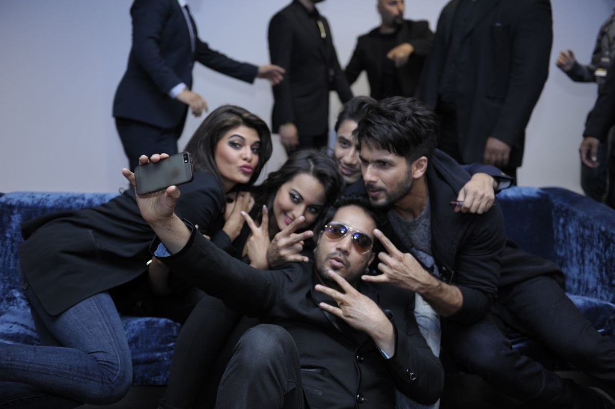 Medicina. L’OMS rassicura: è possibile scattarsi selfie senza fare delle espressioni di merda - Lercio