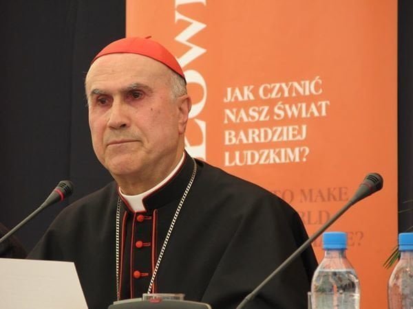 Mette a disposizione il suo sgabuzzino: Cardinal Bertone risolve l'emergenza dei migranti siriani - Lercio