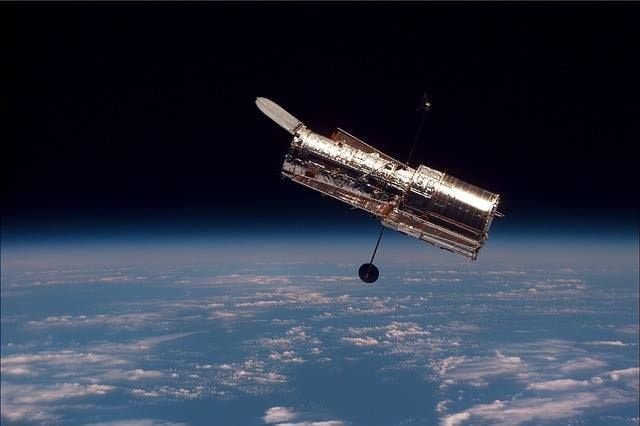 Nasa, astronomo beccato mentre tenta di orientare Hubble su Emily Ratajkowski - Lercio