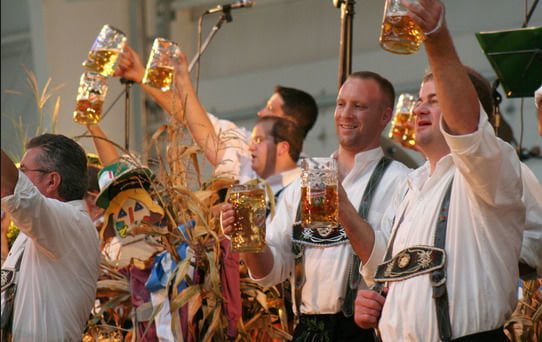Nuovo scandalo in Germania: quella roba gialla all'Oktoberfest non è birra - Lercio