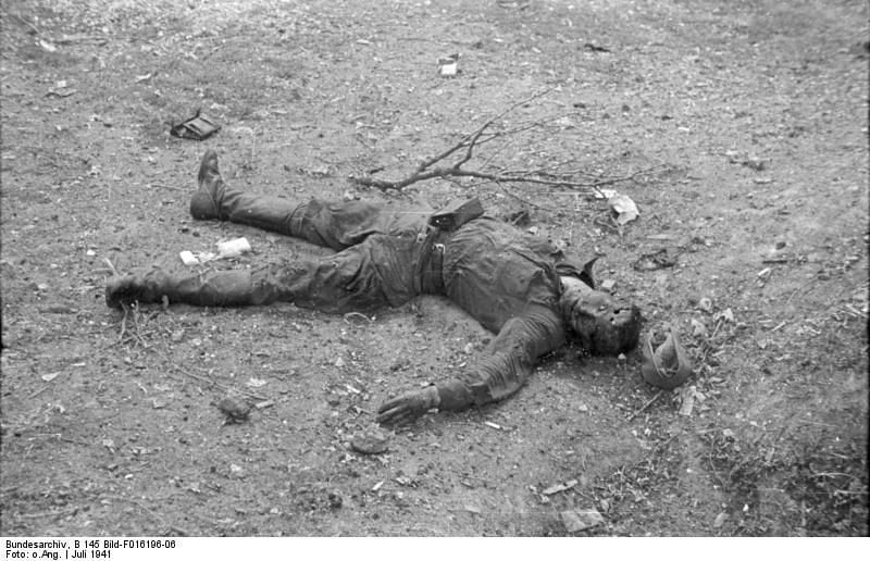 Posta foto del nonno morto in battaglia: utenti Fb chiedono di fermare la 2° Guerra mondiale - Lercio