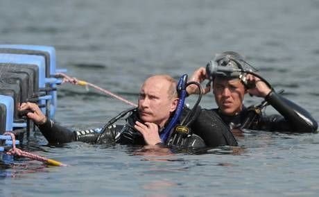 Vladimir Putin paparazzato mentre concede un diritto umano - Lercio