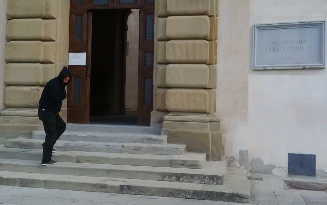 Carabiniere smaschera serial killer degli sgrammaticati intimandogli: "Esca i documenti!" - Lercio