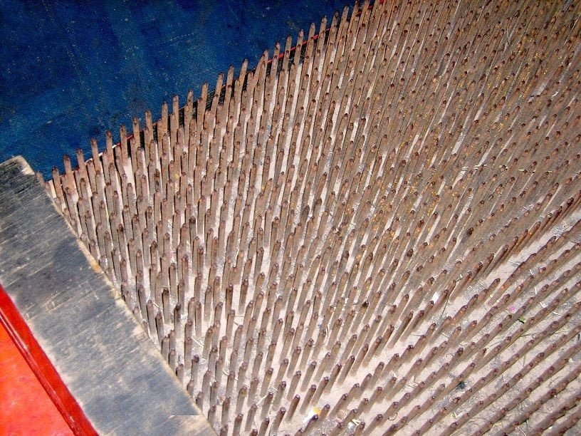 Figlio di fachiro salta sul letto e muore - Lercio