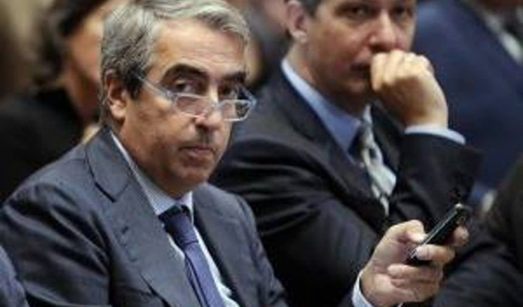 Gasparri twitta una frase di senso compiuto ma era colpa del T9 - Lercio