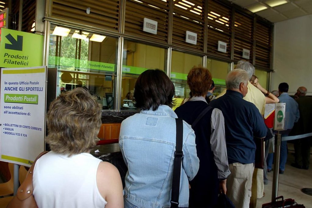 Ginocchio scatta 9 anni dopo la prova riflessi: partono calci in culo in fila alla Posta - Lercio