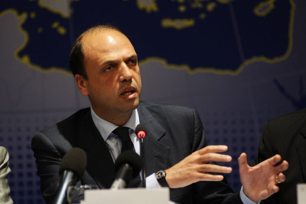 Alfano "Con il ponte sullo Stretto porteremo l'acqua a Messina" - Lercio